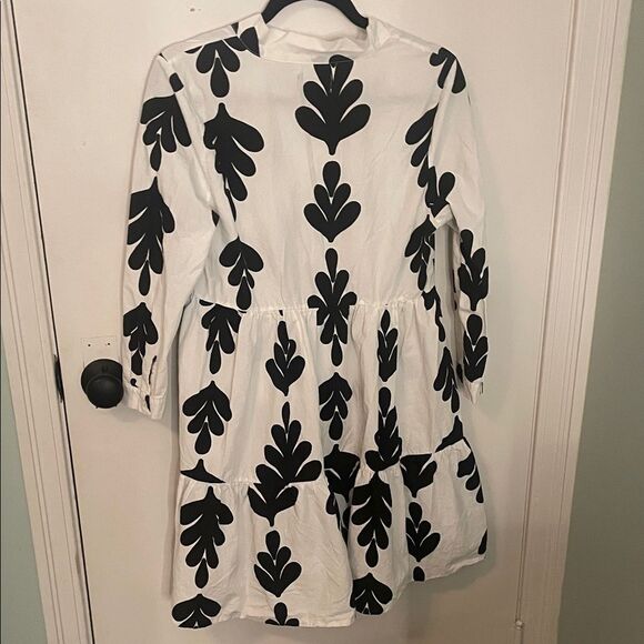 Elegant Black and White Long Sleeve Dress - Picture 4 of 4